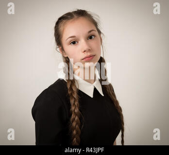 Teenage Girl avec tresses vêtus de noir Banque D'Images