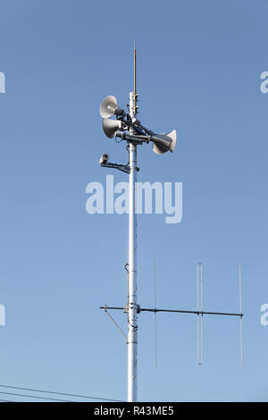 Prévisions de catastrophes haut-parleur contre ciel bleu clair Banque D'Images