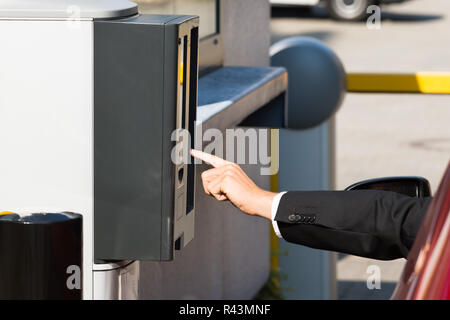 Personne à l'aide de la machine à payer pour un parking gratuit Banque D'Images