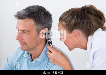 Doctor Examining Patient's Ear Banque D'Images