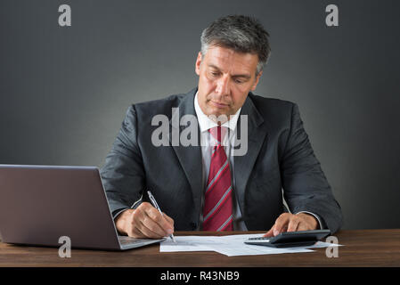 Businessman Checking factures à 24 Banque D'Images