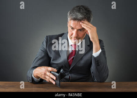 Choqué Businessman With Empty Wallet Banque D'Images