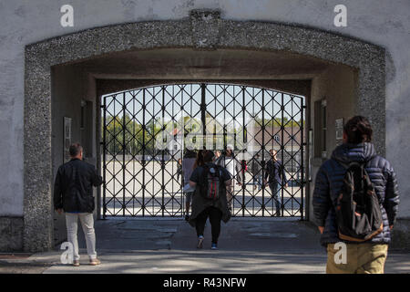 Dans les limites du camp de concentration de Dachau en Allemagne, considérés ici sont des touristes visitant le camp sur une belle journée d'automne. Banque D'Images