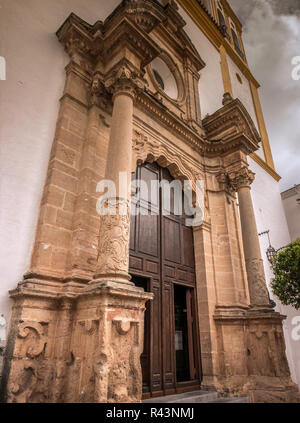 Une porte dans l'église de style andalou carré orange, vieille ville de Marbella en Espagne. Banque D'Images