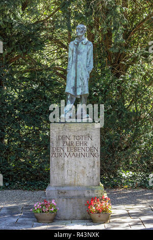 Dans les limites du camp de concentration de Dachau en Allemagne, vue ici, c'est la statue de l'Inconnu prisonnier. Banque D'Images