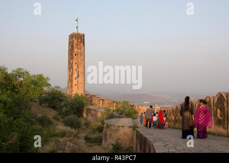 Les personnes qui visitent le Fort Jaigarh (diya) Burj à Jaipur, Rajasthan, Inde Banque D'Images