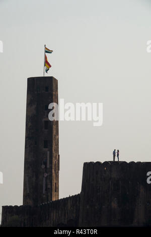 Les personnes qui visitent le Fort Jaigarh (diya) Burj à Jaipur, Rajasthan, Inde Banque D'Images