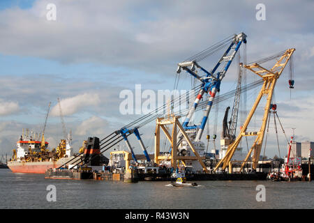 Deux grues flottantes et quelques navires dans le port de Rotterdam Banque D'Images