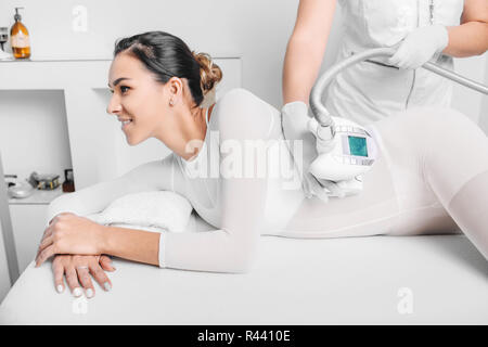 Belle femme recevoir massage gpl contre la cellulite sur le ventre Banque D'Images