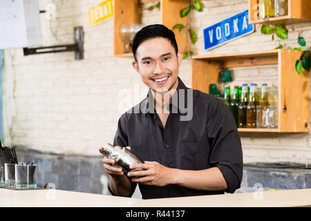 Portrait de bartender holding shaker Banque D'Images