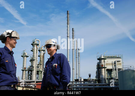 Les travailleurs du pétrole et de raffinerie pétrochimique Banque D'Images
