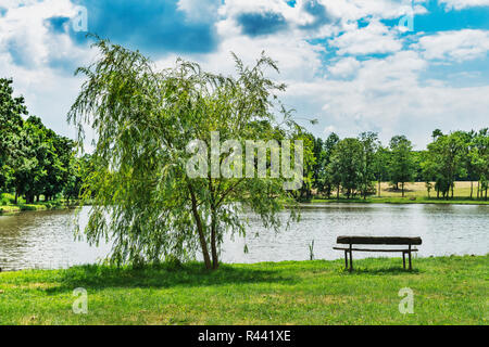 L'île est situé dans le lac dans le jardin à l'Anglaise du Palais Festetics, DEG, Enying, Fejer comté, Central Transdanubia, Hongrie Banque D'Images