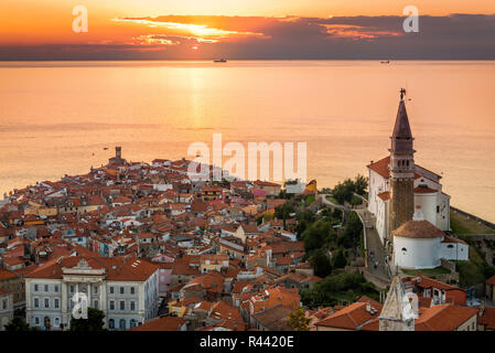 Coucher de soleil sur la mer Adriatique et la vieille ville de Piran, Slovénie Banque D'Images