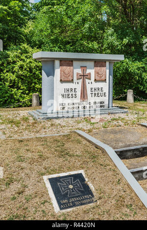 La Waffen-SS Monument est situé dans le parc du Palais de Festetics Deg, Enying, Fejer comté, Central Transdanubia, Hongrie, Europe Banque D'Images