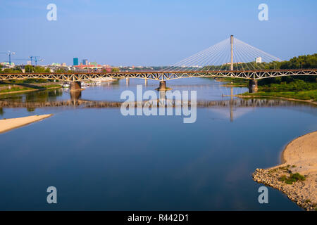 Varsovie, Mazovie / Pologne - 2018/09/02 : Vue panoramique de la Vistule avec plus Srednicowy pont de chemin de fer et le nord du district de Varsovie Banque D'Images
