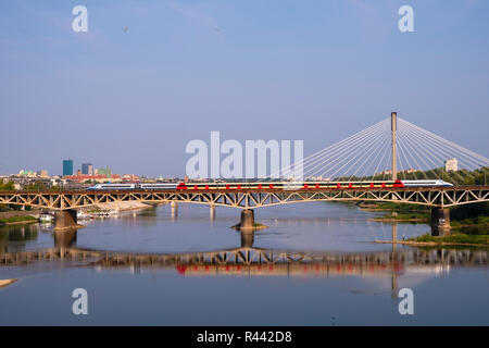 Varsovie, Mazovie / Pologne - 2018/09/02 : Vue panoramique de la Vistule avec plus Srednicowy pont de chemin de fer et le nord du district de Varsovie Banque D'Images
