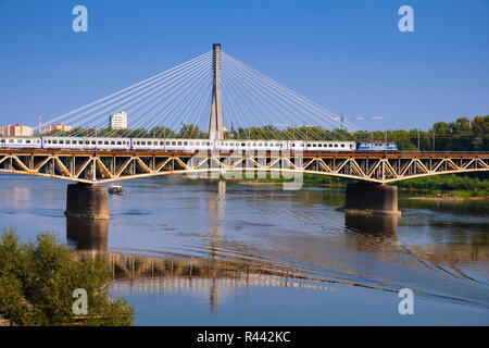 Varsovie, Mazovie / Pologne - 2018/09/02 : Vue panoramique de la Vistule avec plus Srednicowy pont de chemin de fer et le nord du district de Varsovie Banque D'Images