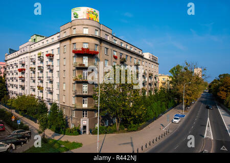 Varsovie, Mazovie / Pologne - 2018/09/02 : Vue panoramique sur l'Powisle quart de Varsovie avec remblai Wybrzeze Kosciuszkowskie street Banque D'Images