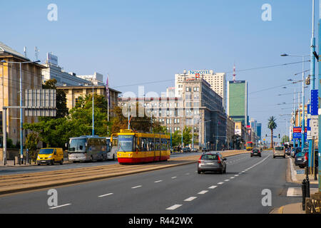 Varsovie, Mazovie / Pologne - 2018/09/02 : Vue panoramique du centre-ville de Varsovie avec le trafic urbain à l'Avenue Aleje Jerozolimskie Banque D'Images