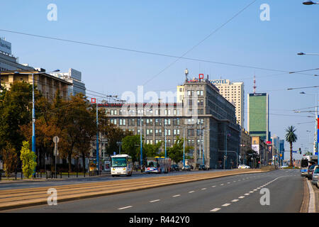 Varsovie, Mazovie / Pologne - 2018/09/02 : Vue panoramique du centre-ville de Varsovie avec le trafic urbain à l'Avenue Aleje Jerozolimskie Banque D'Images
