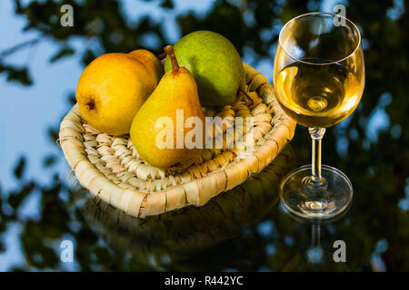 Poires mûres appétissantes et verre de vin Banque D'Images