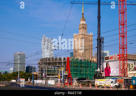 Varsovie, Mazovie / Pologne - 2018/09/02 : Construction site de la Rotonde édifice historique en cours de réaménagement dans le centre-ville de Varsovie, avec la culture Banque D'Images