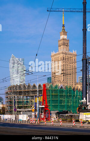 Varsovie, Mazovie / Pologne - 2018/09/02 : Construction site de la Rotonde édifice historique en cours de réaménagement dans le centre-ville de Varsovie, avec la culture Banque D'Images