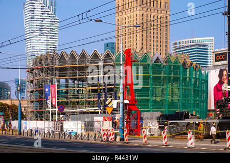 Varsovie, Mazovie / Pologne - 2018/09/02 : Construction site de la Rotonde édifice historique en cours de réaménagement dans le centre-ville de Varsovie, avec la culture Banque D'Images