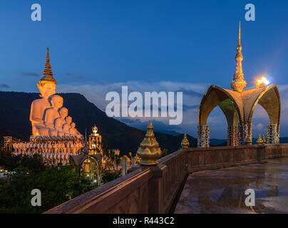 Belle vue sur Wat Pha Kaew Sorn allumé au crépuscule en P Banque D'Images