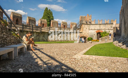 La cité médiévale Château Scaliger dans Malcesine sur le lac de Garde, Vérone, Italie.L'ancien Château Scaliger est l'une des attractions touristiques les plus Banque D'Images