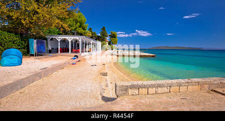 Turquoise idyllique plage et bar près de Split vue panoramique, baie de Kastela en Croatie Banque D'Images