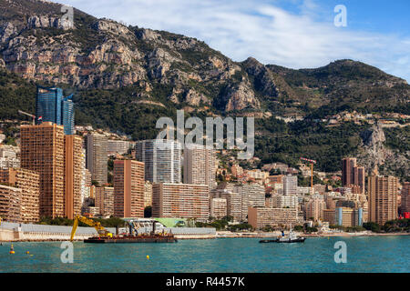 Principauté de Monaco à partir de la mer, appartement tours, pâtés de maisons, l'architecture résidentielle côtière. Banque D'Images