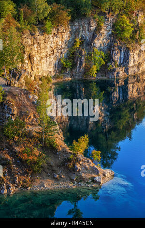 Lac Zakrzowek et falaise à Cracovie, Pologne, ancienne carrière de calcaire. Banque D'Images