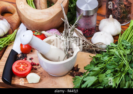 Pilon Mortier en céramique en herbes et épices sur table Banque D'Images