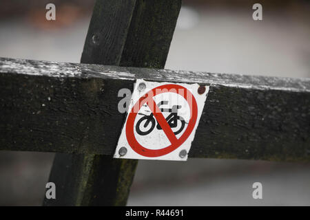 Image en couleur d'un vélo interdit l'accès. Banque D'Images