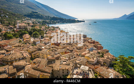 Vue sur le lac de garde sur les toits de Malcesine, sur le lac de Garde, Italie, Vénétie (Italie). Vue aérienne, vue du dessus Banque D'Images