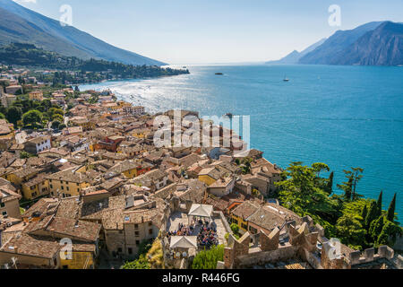 Vue sur le lac de garde sur les toits de Malcesine, sur le lac de Garde, Italie, Vénétie (Italie). Vue aérienne, vue du dessus Banque D'Images