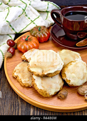 Cookies potiron avec tasse on tray Banque D'Images