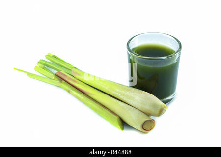 Jus de légumes vert de l'eau légumes herbes Herbes extrait à l'eau dans le verre en bonne santé et citronnelle fraîche isolé sur fond blanc Banque D'Images