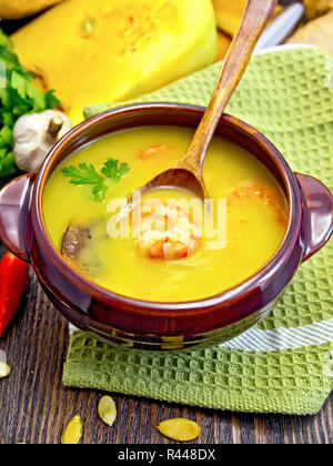 Purée de potiron soupe de crevettes et de champignons à bord Banque D'Images