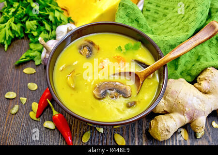 Purée de potiron soupe aux champignons et crevettes à bord Banque D'Images
