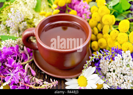 Fleurs de thé tasse à bord dans l'argile Banque D'Images