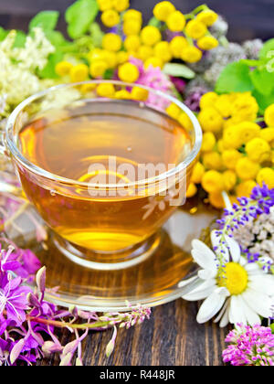 Plateau de fleurs sauvages en verre tasse à bord Banque D'Images