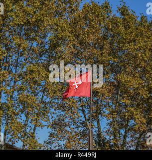 République de Pise vieux drapeau rouge avec une croix blanche, l'un des plus puissants l'ancienne république maritime en Méditerranée au Moyen Âge. Banque D'Images