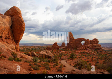 Moab, Utah, USA - Juillet 18,2013 : les touristes à Arches National Park, Moab, Utah, USA. Bordé par la rivière Colorado, dans le sud-est, il est connu sous le nom de Banque D'Images