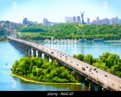 Kiev, Ukraine. Point de vue élevé sur Patonâ. Pont et Russ mère statue. Banque D'Images