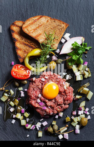 Steak tartare à l'ardoise Banque D'Images