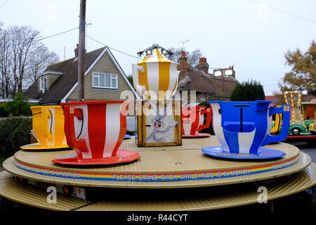 Mini carousel ride mis en place dans le cadre de la rue principale du village d'East Preston célébrations de Noël Banque D'Images