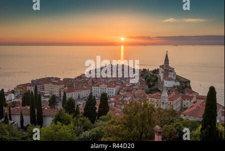 Coucher de soleil sur la mer Adriatique et la vieille ville de Piran, Slovénie Banque D'Images