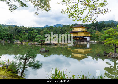 Temple Kinkakuji, le pavillon d'or, à Kyoto - Japon Banque D'Images